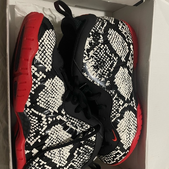 Nib Nike sneakers size 3 and matching top size small in woman very nice set 😍 - Picture 2 of 5